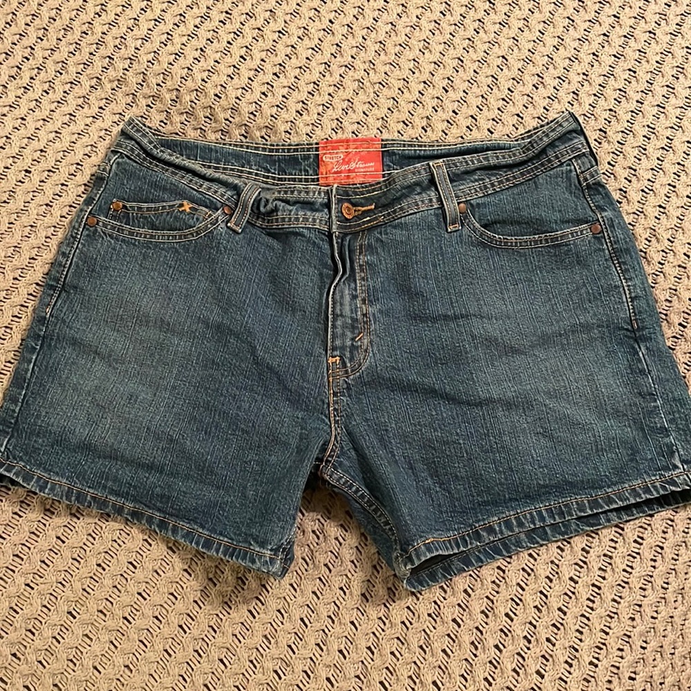 Levi Strauss stretch shorts. Size Misses 16